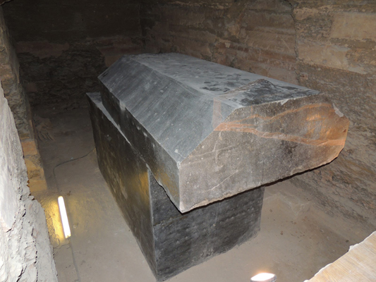 Arheologii sunt uimiţi de descoperirea a 24 de sarcofage negre stranii, de 100 de tone, lângă platoul de la Giza